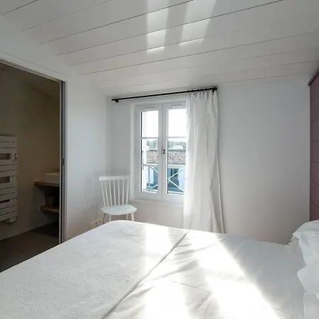 Superbe Maison D'architecte Autour De Sa Piscine Chauffee *