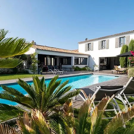 Superbe Maison D'architecte Autour De Sa Piscine Chauffee