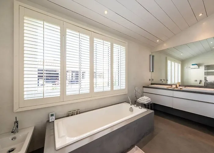 Superbe Maison D'architecte Autour De Sa Piscine Chauffée La Flotte