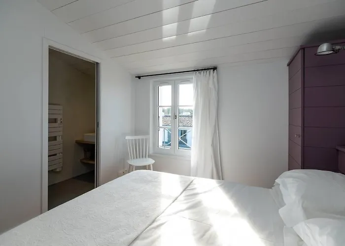 Superbe Maison D'architecte Autour De Sa Piscine Chauffée *