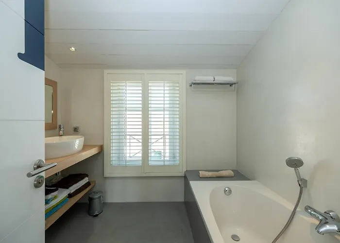 Superbe Maison D'architecte Autour De Sa Piscine Chauffée * La Flotte