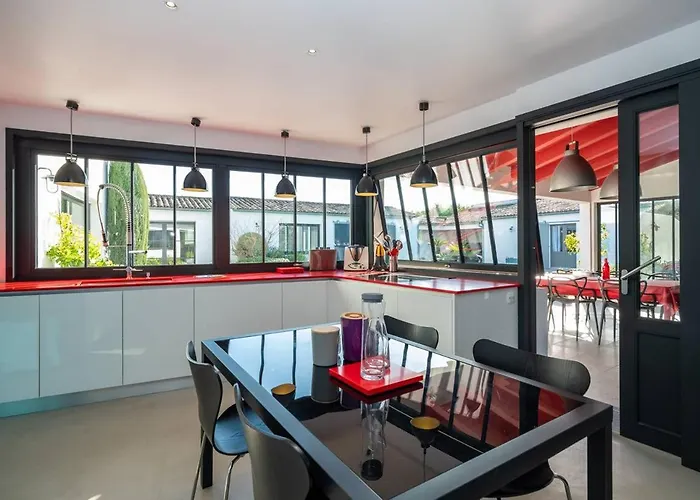 Superbe Maison D'architecte Autour De Sa Piscine Chauffée *