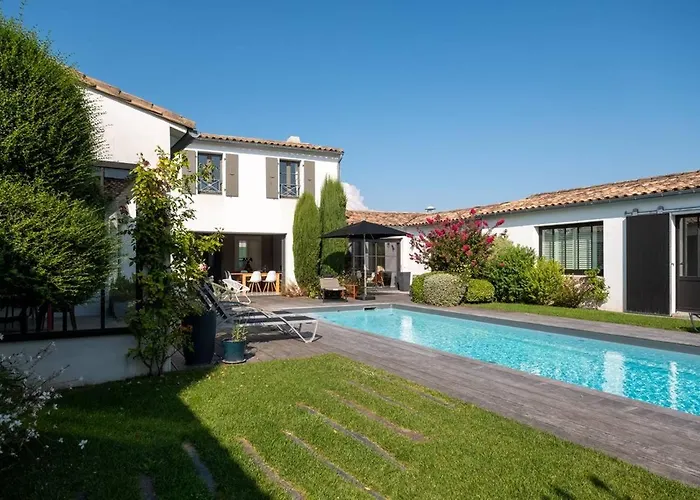Superbe Maison D'architecte Autour De Sa Piscine Chauffée *