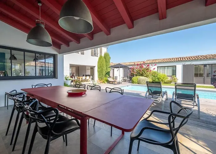 Superbe Maison D'architecte Autour De Sa Piscine Chauffée La Flotte